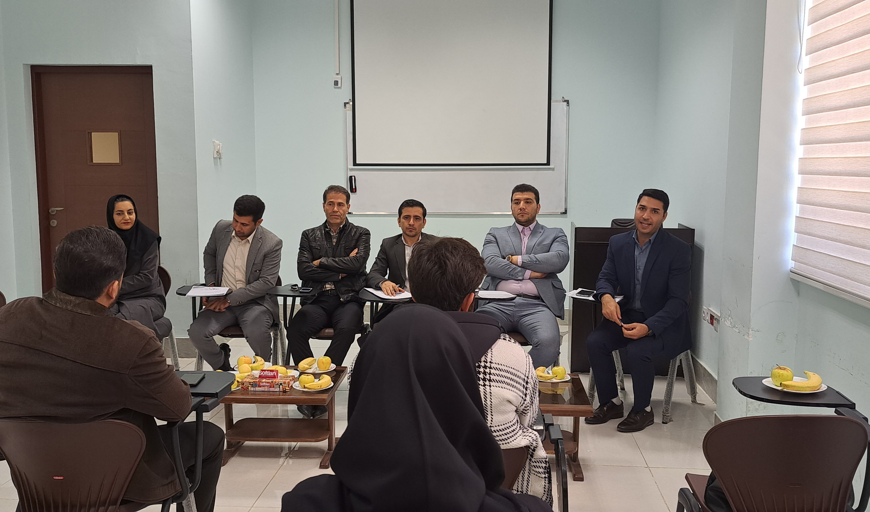دومین نشست صمیمی رئیس، معاون آموزشی، مدیران گروه، مشاور انجمن علمی و مسئولین آموزشی محترم دانشکده با نمایندگان دانشجویان