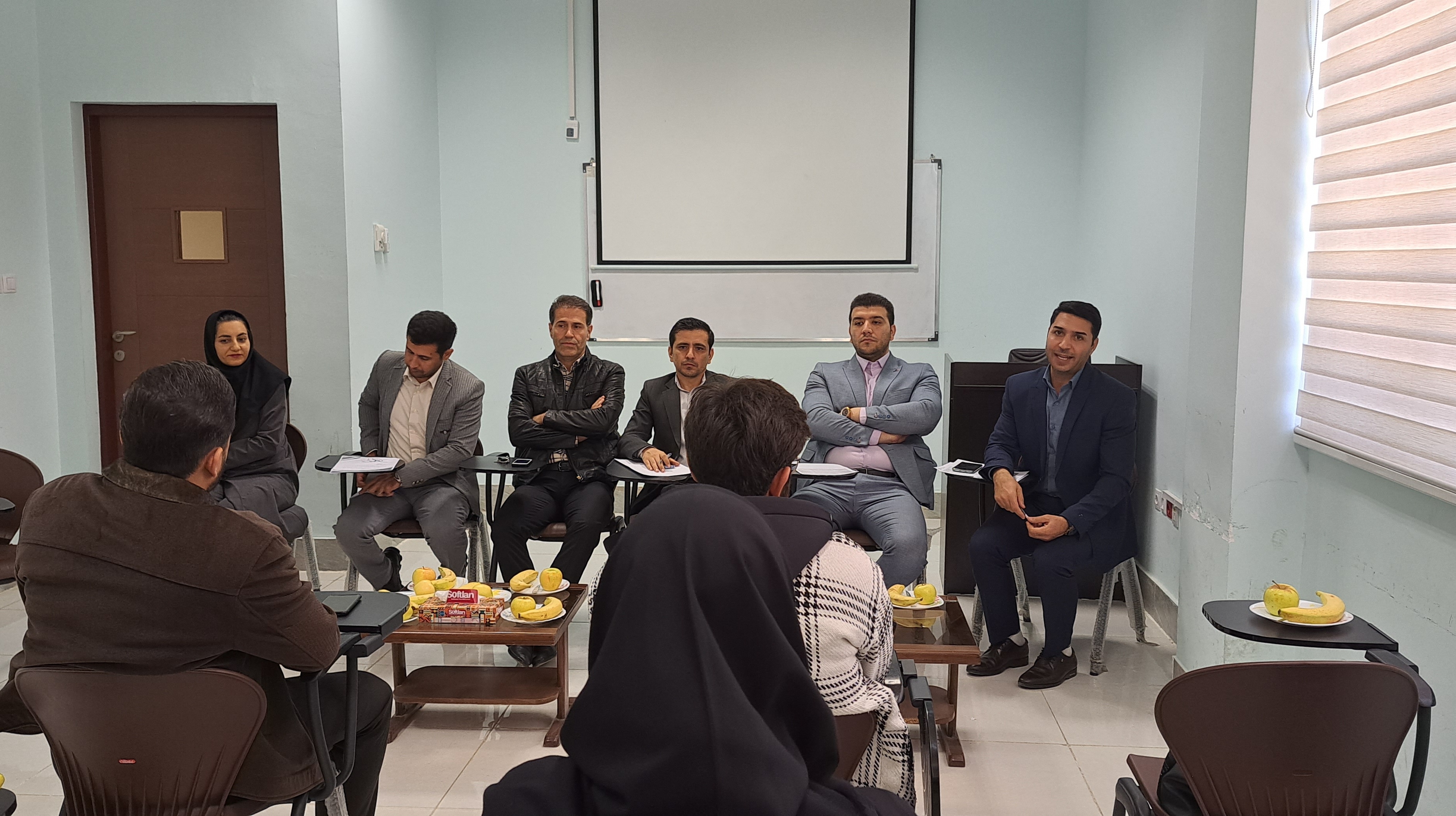 دومین نشست صمیمی رئیس، معاون آموزشی، مدیران گروه، مشاور انجمن علمی و مسئولین آموزشی محترم دانشکده با نمایندگان دانشجویان